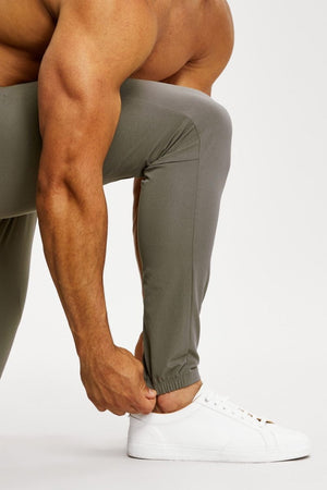Everyday Tech Pants in Olive - TAILORED ATHLETE - USA